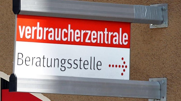 Ein Schild mit der Aufschrift «Verbraucherzentrale» ist an einer Beratungsstelle angebracht. Foto: Jan Woitas/dpa-Zentralbild/dpa