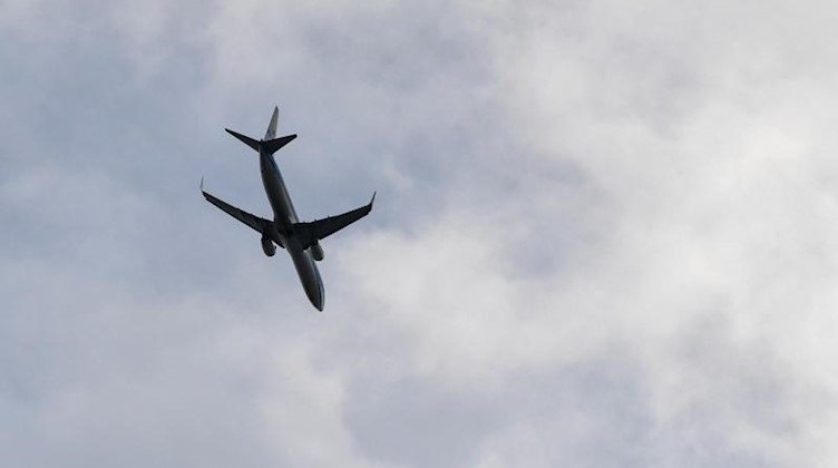 Ein Flugzeug befindet sich im Landeanflug auf einen Flughafen. Foto: Patrick Pleul/dpa-Zentralbild/ZB/Symbolbild