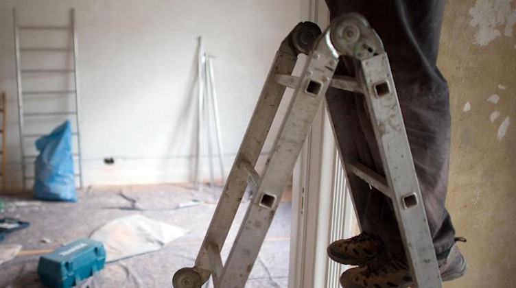 Ein Handwerker arbeitet in einer Wohnung. Foto: Axel Heimken/dpa/Symbolbild