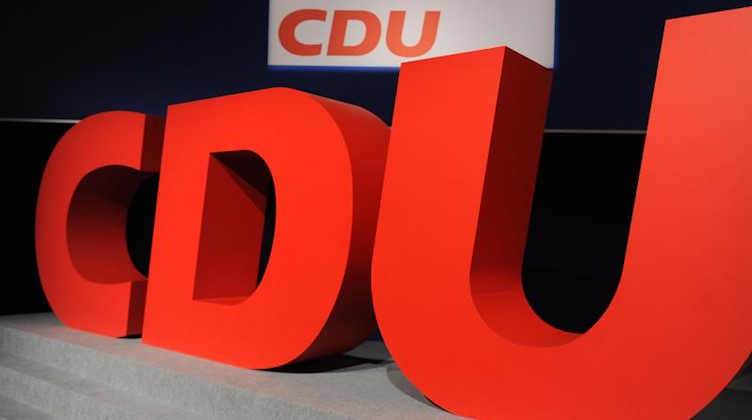 Das Logo der CDU steht auf einer Bühne. Foto: Arno Burgi/zb/dpa/Archivbild