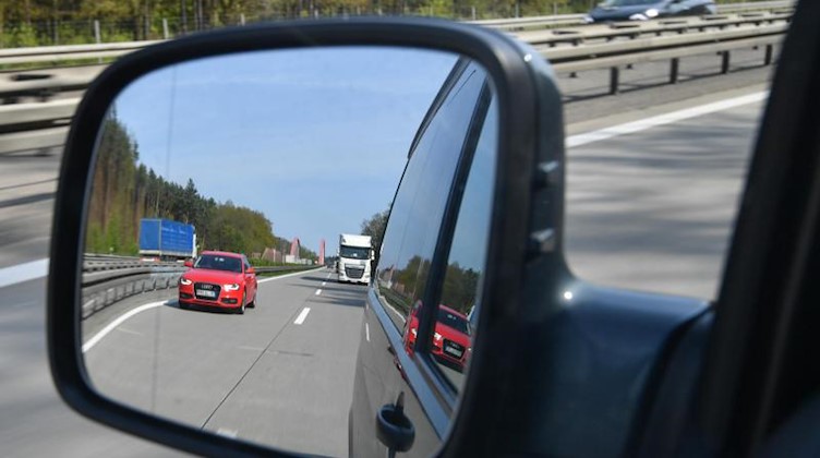 Blick in den Seitenspiegel eines Autos. Foto: Patrick Pleul/dpa-Zentralbild/dpa/Symbolbild
