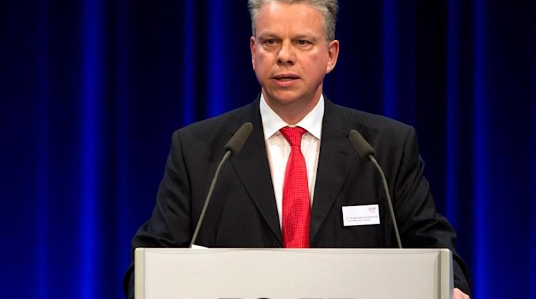Der Präsident des Landessportbundes Sachsen, Ulrich Franzen, hält eine Rede. Foto: Arno Burgi/dpa-Zentralbild/dpa