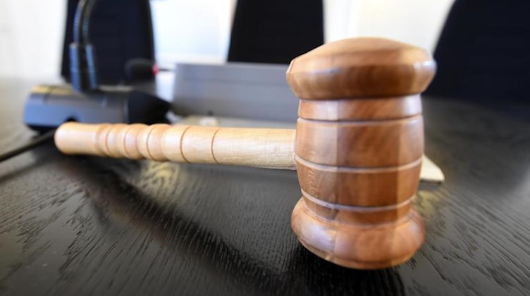 Auf einer Richterbank im Landgericht liegt ein Richterhammer aus Holz. Foto: Uli Deck/dpa