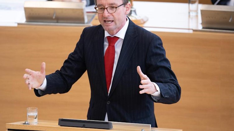 Roland Wöller (CDU) spricht im Landtag zu den Abgeordneten. Foto: Sebastian Kahnert/dpa-Zentralbild/dpa/Archivbild