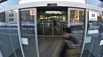 Ein Mann betritt das Universitätsklinikum Leipzig. Foto: Jan Woitas/dpa-Zentralbild/dpa/Symbolbild