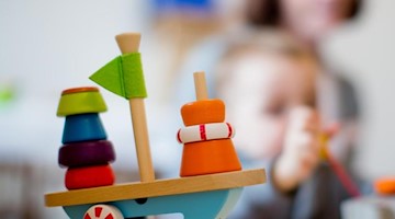 Ein Kind spielt in einer Kindertageseinrichtung. Foto: Rolf Vennenbernd/dpa/Symbolbild