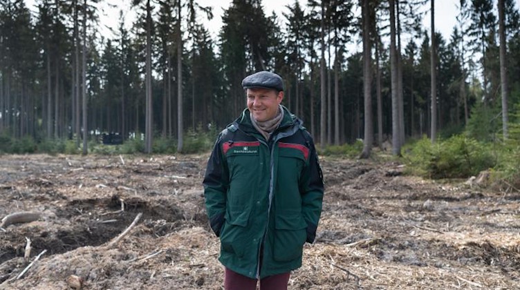 Wolfram Günther steht vor einem Waldstück. Foto: Robert Michael/dpa-Zentralbild/dpa