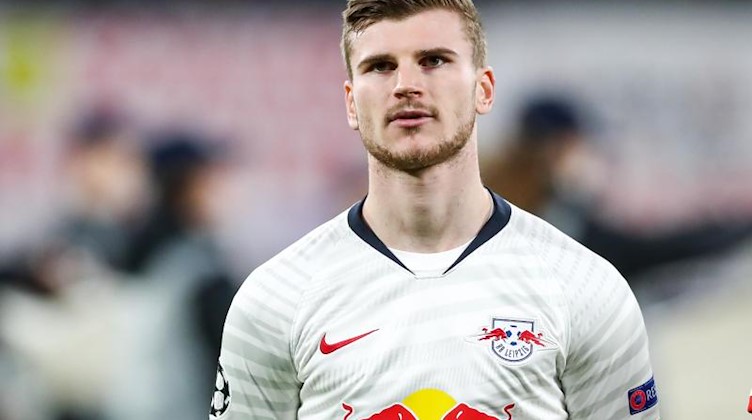 Leipzigs Spieler Timo Werner steht auf dem Rasen. Foto: Jan Woitas/dpa-Zentralbild/dpa/Archivbild