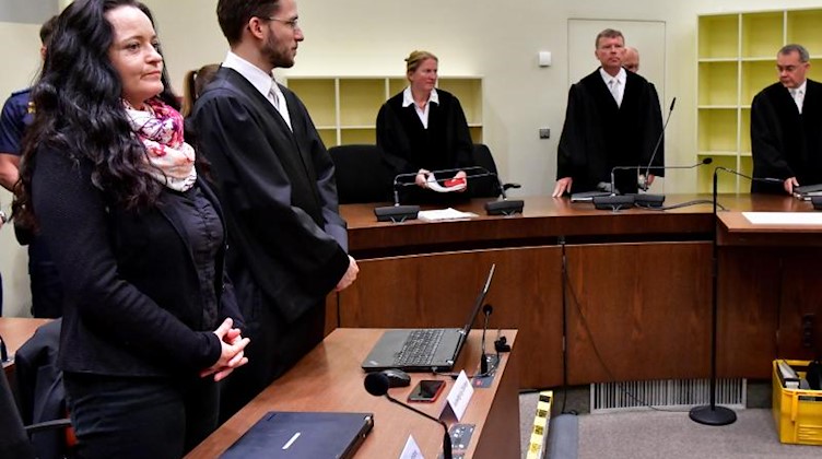 Die Angeklagte Beate Zschäpe steht neben ihrem Anwalt Mathias Grasel im Gerichtssaal. Foto: Peter Kneffel/dpa-Pool/dpa/Archivbild