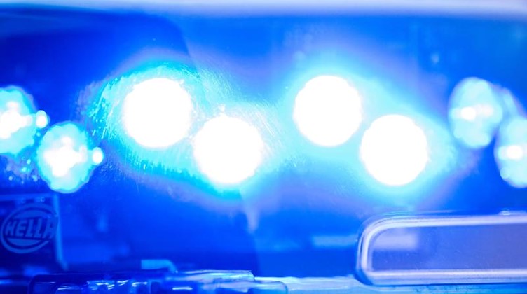 Ein Blaulicht an einer Polizeistreife. Foto: Lino Mirgeler/dpa/Symbolbild
