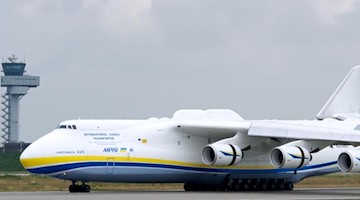 Die Antonow 225 der «Antonow Airlines» landet auf dem Flughafen Halle/Leipzig. Foto: Peter Endig/dpa-Zentralbild/dpa/Archivbild