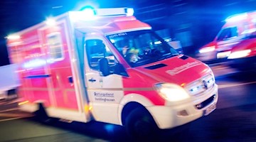 Ein Rettungswagen fährt mit Blaulicht durch eine Straße. Foto: Marcel Kusch/dpa/Symbolbild