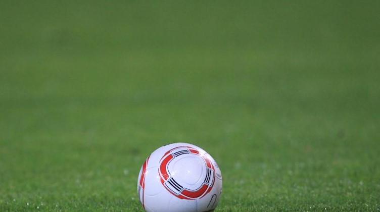 Ein Fussball liegt auf dem Rasen. Foto: picture alliance / dpa /Symbolbild