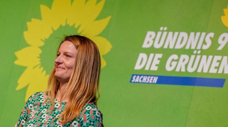Christin Furtenbacher (Bündnis 90/Die Grünen) steht auf dem Podium. Foto: Peter Endig/dpa-Zentralbild/dpa/Archivbild