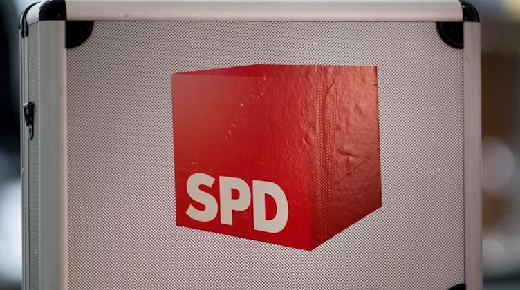 Das SPD-Logo ist auf einem Koffer abgebildet. Foto: Monika Skolimowska/zb/dpa/Symbolbild