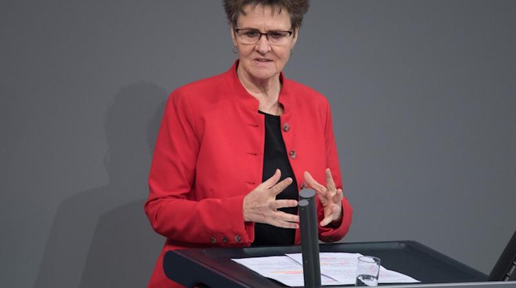 Sabine Zimmermann (Die Linke) spricht in der 150. Sitzung des Bundestages. Foto: Jörg Carstensen/dpa/Archivbild