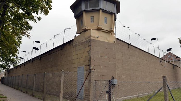 Der Wachturm auf der Außenmauer der Stasigefängnis-Gedenkstätte Berlin-Hohenschönhausen. Foto: Maurizio Gambarini/dpa/Archivbild