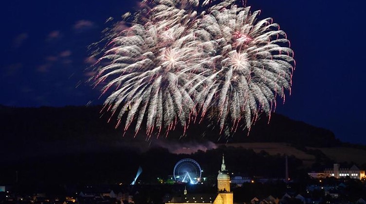 Ein Feuerwerk auf dem Volksfest «Annaberger Kät» 2019. Foto: Hendrik Schmidt/dpa-Zentralbild/ZB/Archivbild