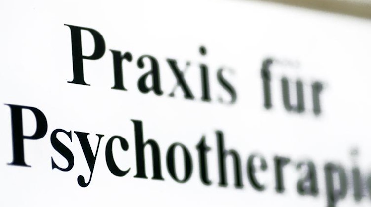 Ein Schild weist auf eine Praxis für Psychotherapie hin. Foto: Jens Wolf/zb/dpa/Symbolbild