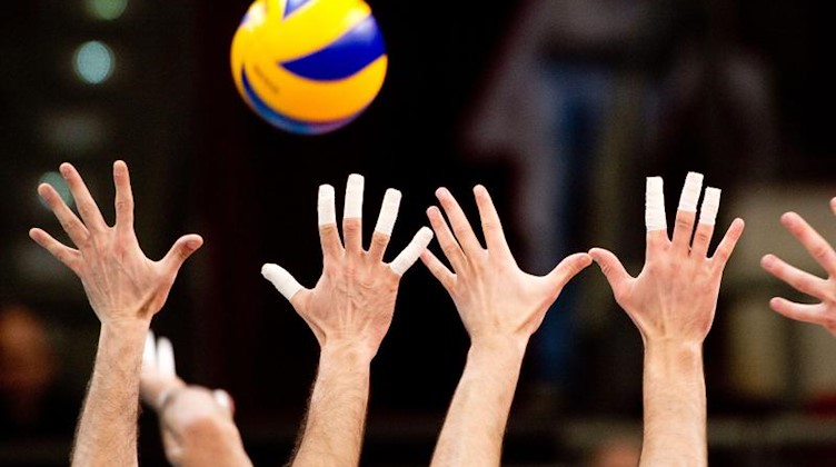 Ein Volleyball-Spiel. Foto: Sebastian Kahnert/dpa/Symbolbild