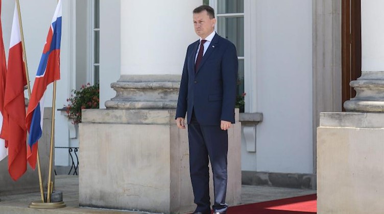Der polnische Innenminister Mariusz Kaminski steht vor dem Belvedere-Palast in Warschau. Foto: Jakub Kaminski/PAP/dpa/Archivbild