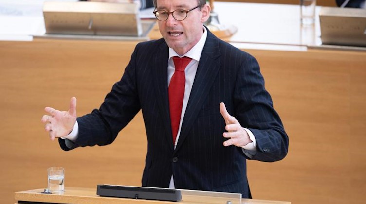 Roland Wöller (CDU) spricht im Landtag zu den Abgeordneten. Foto: Sebastian Kahnert/dpa-Zentralbild/dpa/Archivbild