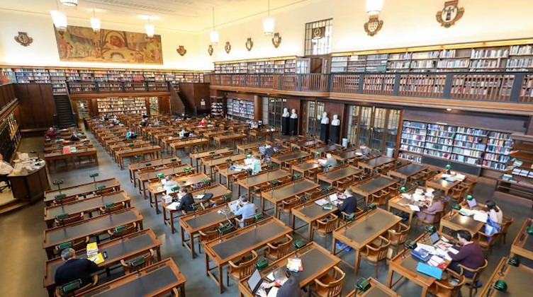 Blick in den Lesesaal der Deutschen Nationalbibliothek in Leipzig. Foto: Jan Woitas/dpa-Zentralbild/dpa/Archivbild