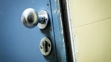 Die Tür zu einer Zelle in einem Gefängnis. Foto: Christian Charisius/dpa/Symbolbild