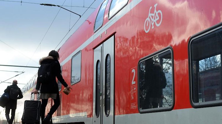 Reisende steigen in einen Regio-Zug. Foto: Jens Kalaene/dpa-Zentralbild/dpa/Symbolbild