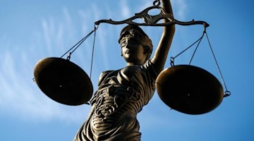 Eine Statue der Justitia hält eine Waage in ihrer Hand. Foto: David-Wolfgang Ebener/dpa/Symbolbild