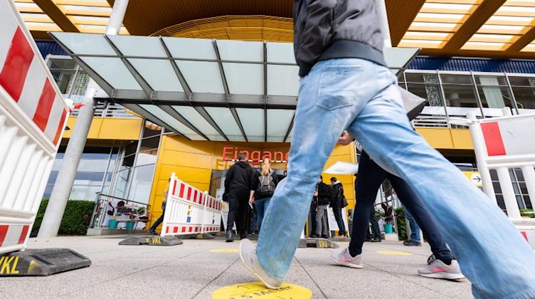 Kunden von IKEA betreten den Eingang der Filiale. Foto: Robert Michael/dpa-Zentralbild/dpa