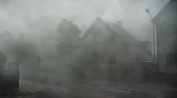Ein starkes Gewitter mit Sturmböen zieht durch die Straßen. Foto: Frank Rumpenhorst/dpa/Symbolbild