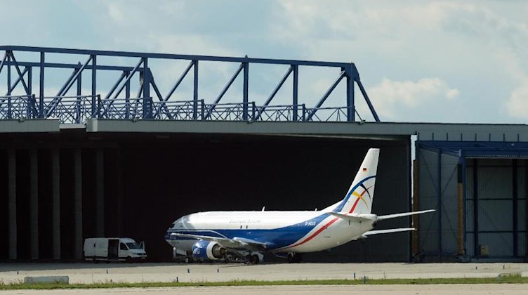 Ein Flugzeug steht am Flughafen Leipzig-Halle. . Foto: Sebastian Willnow/dpa-Zentralbild/dpa/Archivbild