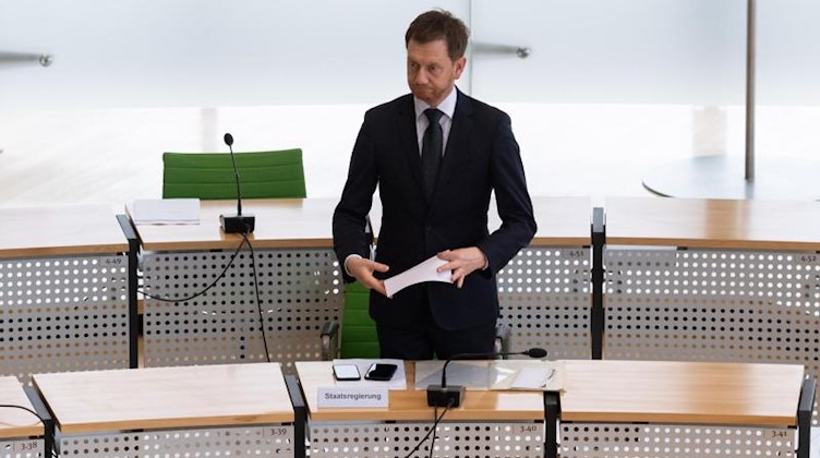 Michael Kretschmer (CDU), Ministerpräsident von Sachsen, steht im Landtag. Foto: Robert Michael/dpa-Zentralbild/dpa/Archivbild