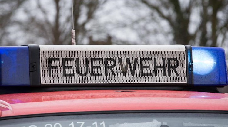 Das Blaulicht eines Feuerwehrautos leuchtet auf. Foto: Friso Gentsch/dpa/Symbolbild