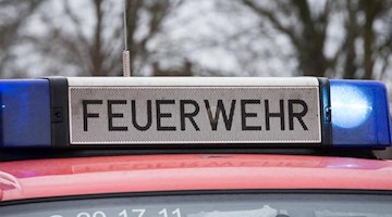 Das Blaulicht eines Feuerwehrautos leuchtet auf. Foto: Friso Gentsch/dpa/Symbolbild