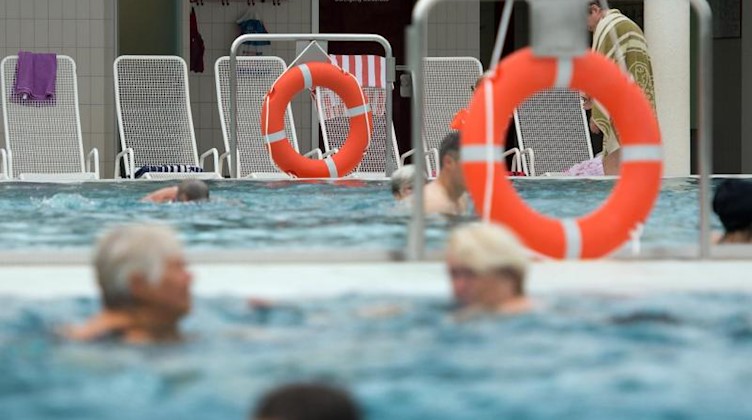 Badegäste schwimmen im Georg-Arnhold-Bad in Dresden. Foto: Arno Burgi/dpa-Zentralbild/dpa/Symbolbild