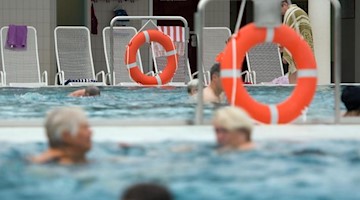 Badegäste schwimmen im Georg-Arnhold-Bad in Dresden. Foto: Arno Burgi/dpa-Zentralbild/dpa/Symbolbild
