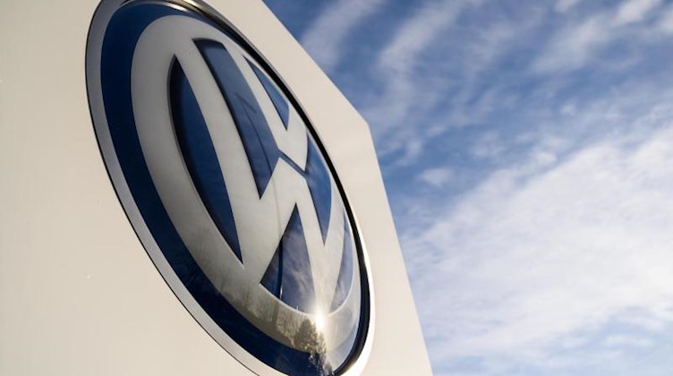 Auf dem Gelände des VW Werks steht ein Logo von Volkswagen. Foto: Christophe Gateau/dpa
