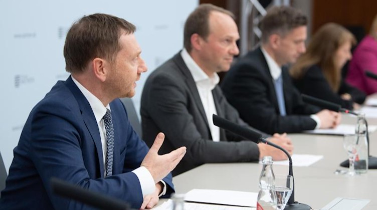 Michael Kretschmer (CDU, l) spricht während einer Pressekonferenz. Foto: Sebastian Kahnert/dpa-Zentralbild/dpa