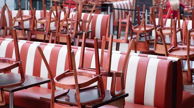 Stühle eines Restaurants stehen auf den Tischen. Foto: Sebastian Kahnert/dpa-Zentralbild/dpa/Archivbild
