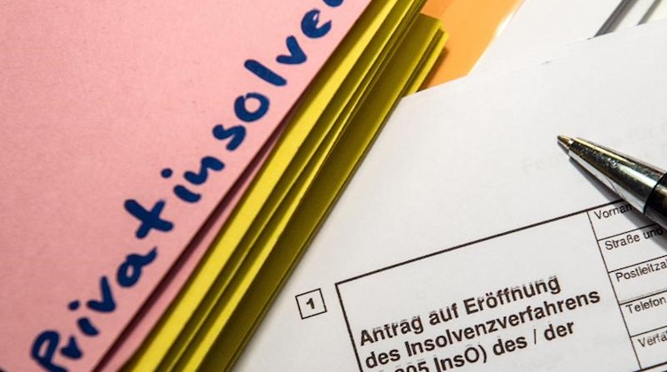 Das Wort «Privatinsolvenz» steht auf einem Trennblatt. Foto: Alexander Heinl/dpa/Illustration