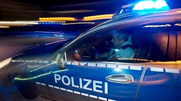 Eine Polizeistreife fährt zu einem Einsatz. Foto: Patrick Seeger/dpa/Symbolbild