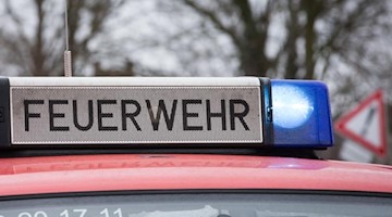 Das Blaulicht eines Feuerwehrautos leuchtet an einem Einsatzort. Foto: Friso Gentsch/dpa/Symbolbild