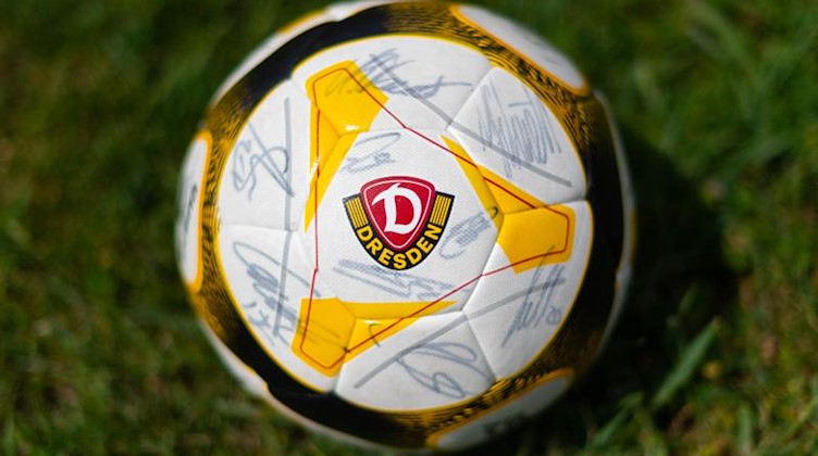 Ein Fußball mit dem Logo des Fußball-Zweitligisten SG Dynamo Dresden. Foto: Robert Michael/dpa-Zentralbild/dpa