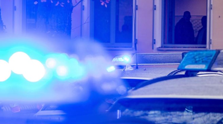 Polizeifahrzeuge stehen mit Blaulicht. Foto: Armin Weigel/dpa/Symbolbild