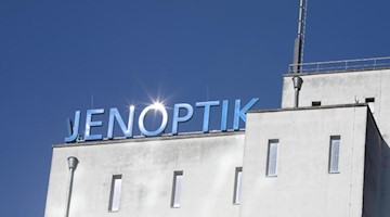 Die Sonne spiegelt sich im Schriftzug «Jenoptik» auf dem Dach des Verwaltungsgebäudes. Foto: Bodo Schackow/zb/dpa/Symbolbild