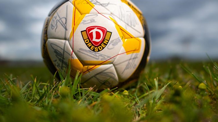 Ein Fußball mit dem Logo des Fußball-Zweitligisten SG Dynamo Dresden. Foto: Robert Michael/dpa-Zentralbild/dpa/Illustration