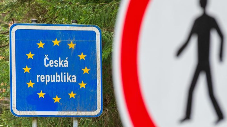 Schilder am Grenzübergang nach Tschechien. Foto: Daniel Schäfer/dpa-Zentralbild/dpa/Archivbild