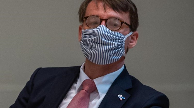 Innenminister Wöller beunruhigt über Corona-Proteste